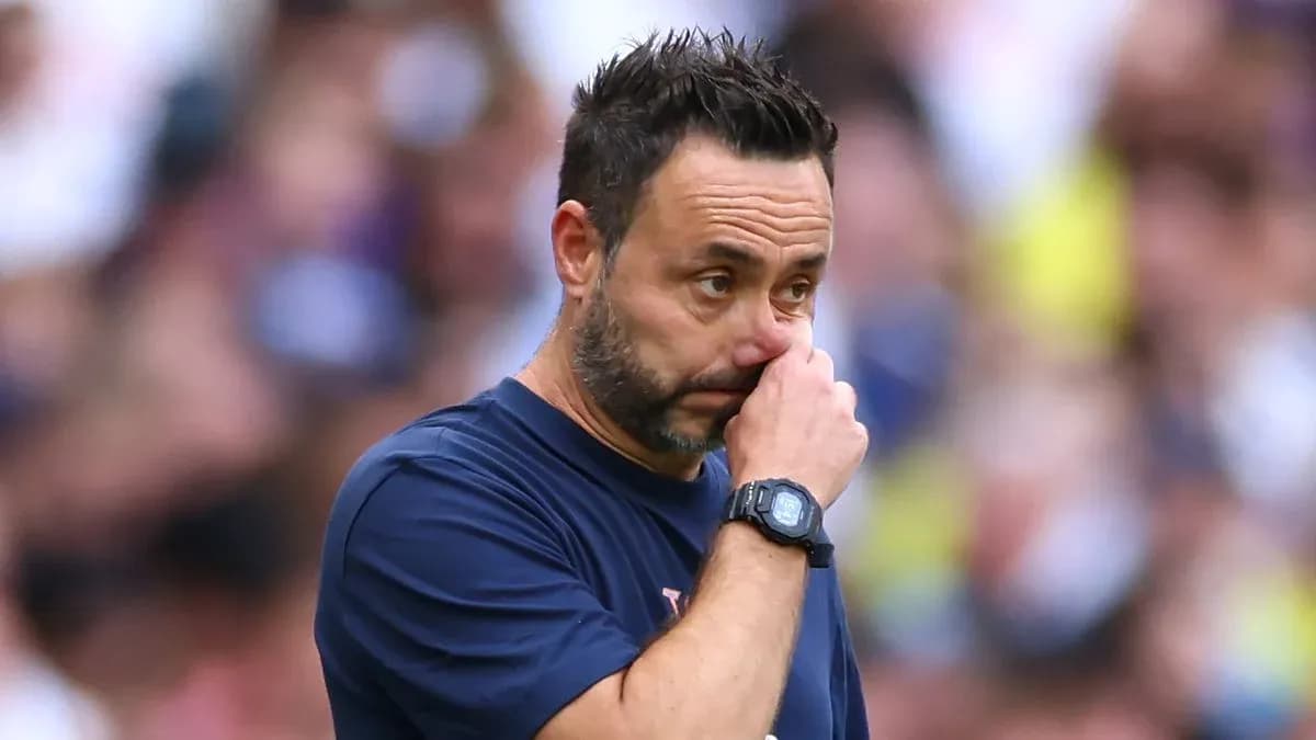 Entrenador preocupado en el campo durante el partido