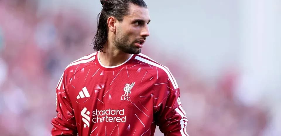 Jugador de Liverpool en camiseta roja durante el partido