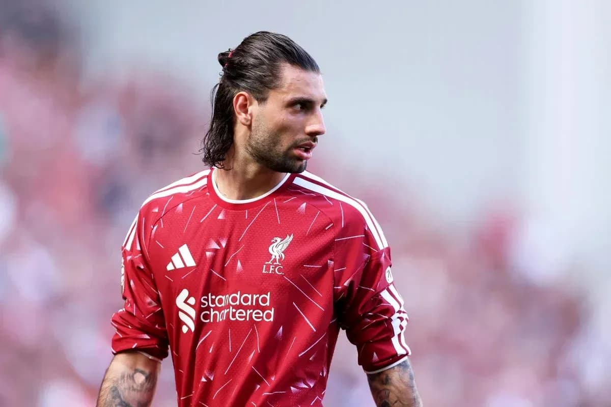 Jugador de Liverpool en camiseta roja durante el partido