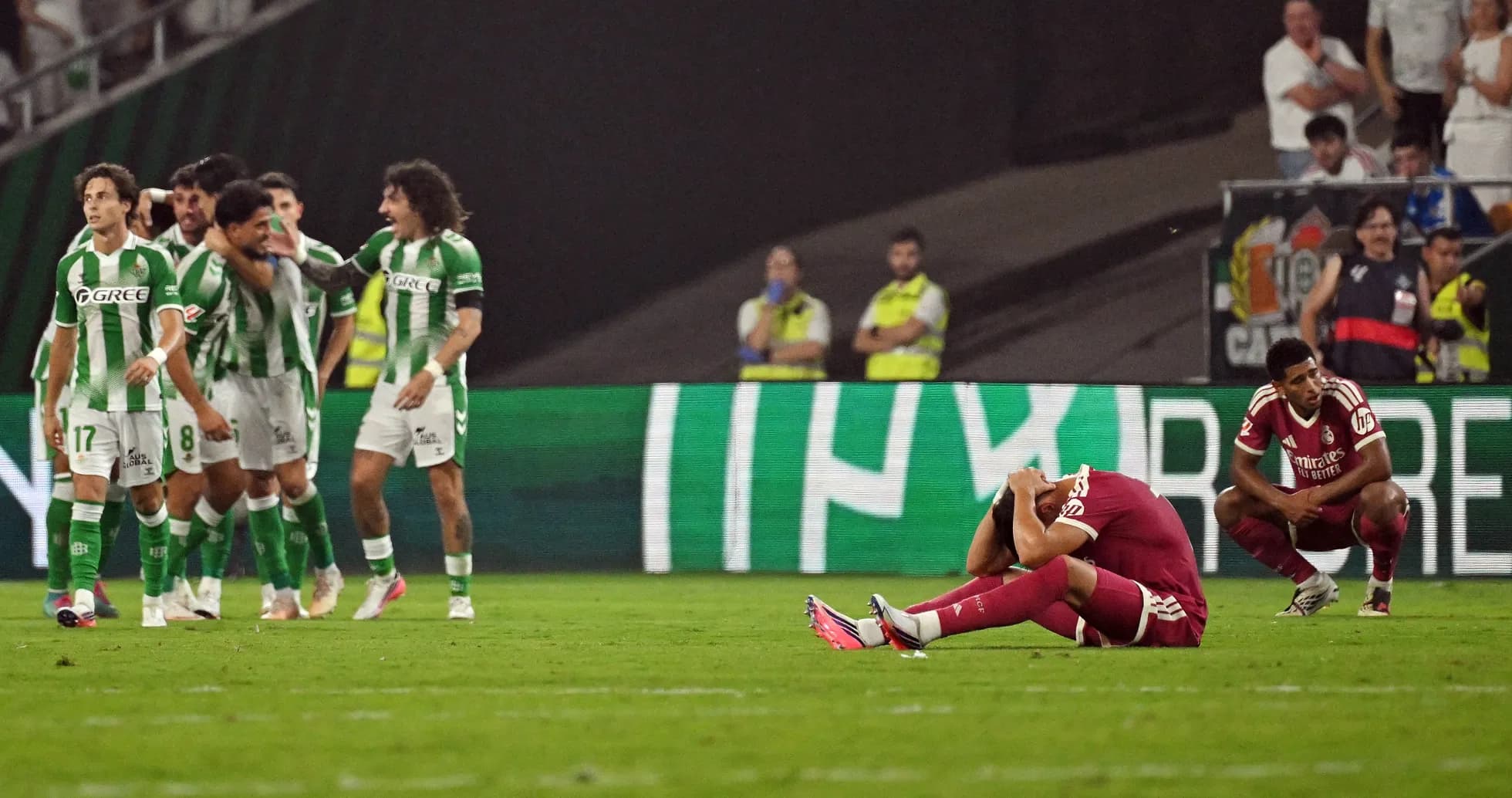 Jugadores de Betis celebrando mientras rivales se lamentan