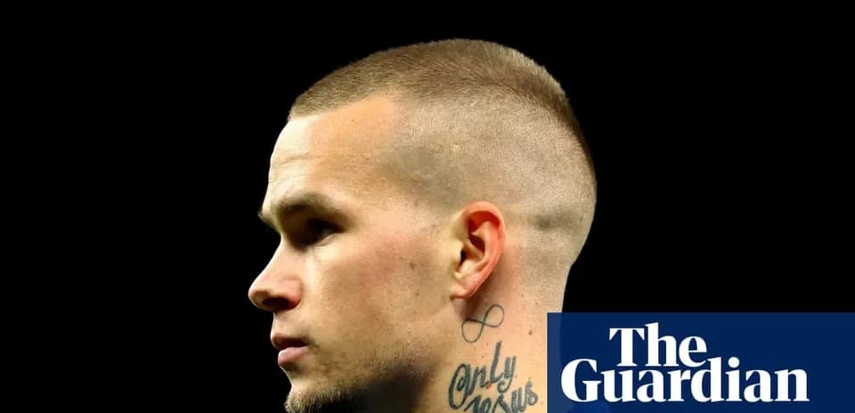 Jugador con tatuajes y corte de pelo corto