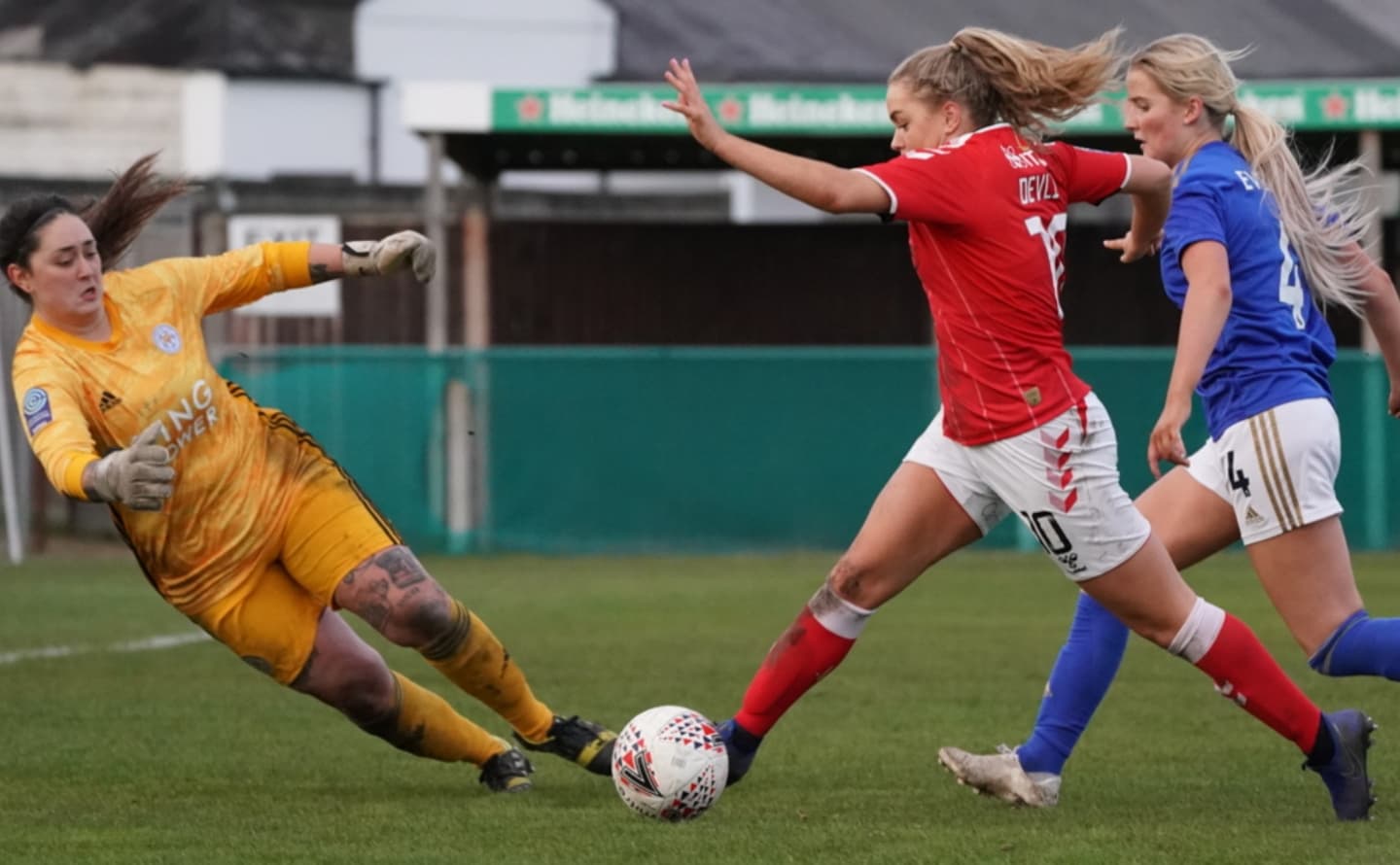 Jugadora de Charlton Athletic esquivando a la portera
