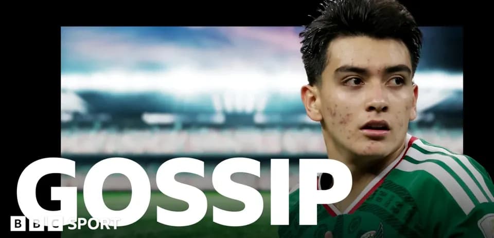 Jugador mexicano en camiseta verde mirando hacia un lado