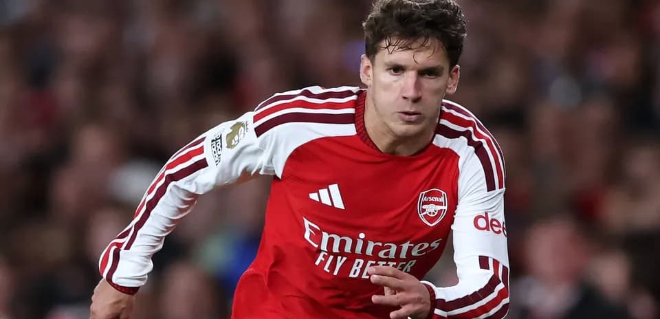 Jugador de Arsenal corriendo durante un partido