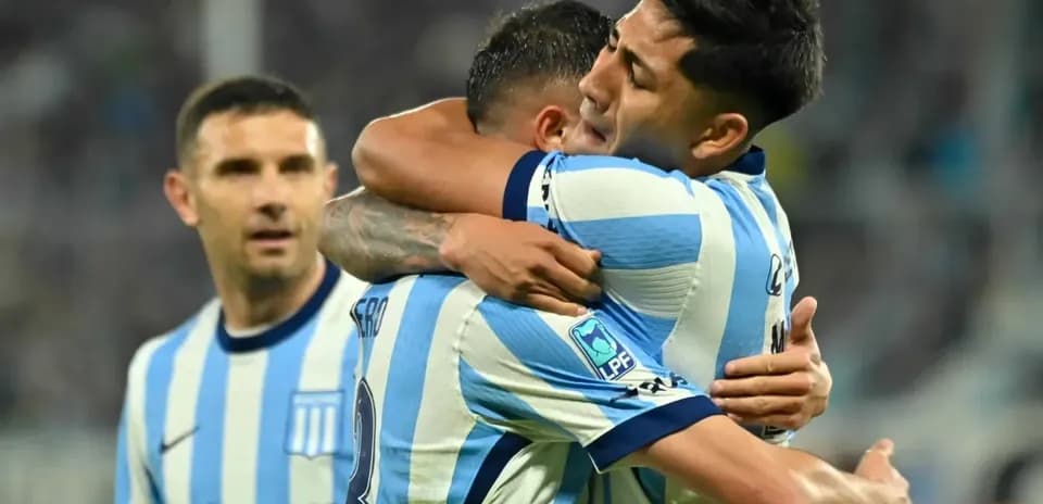 Jugadores de Racing abrazándose tras un gol