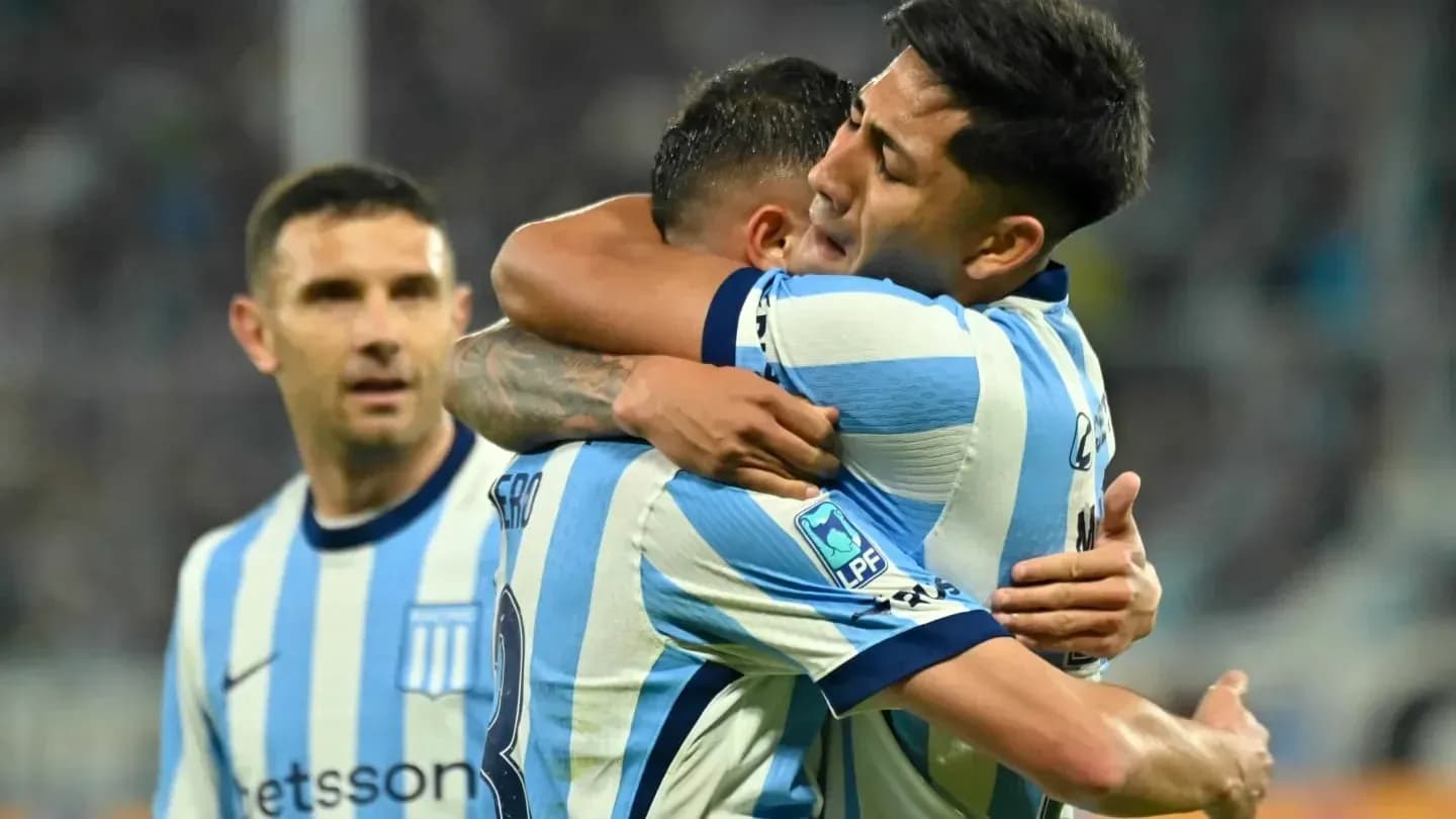 Jugadores de Racing abrazándose tras un gol