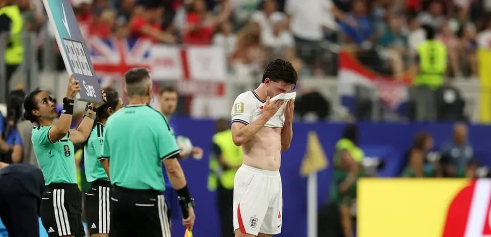 Jugador inglés siendo sustituido durante el partido