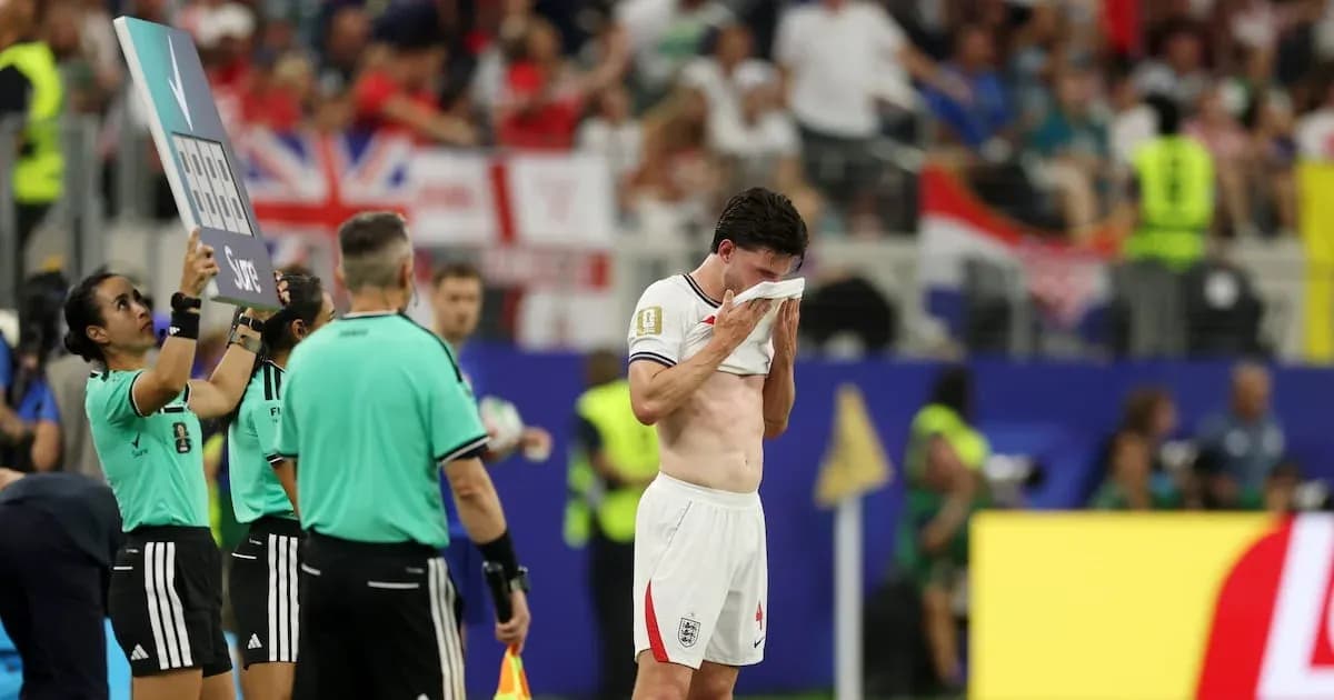 Jugador inglés siendo sustituido durante el partido