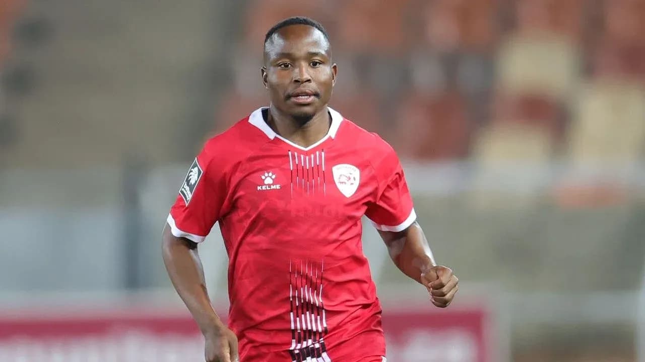 Jugador corriendo con camiseta roja en el campo