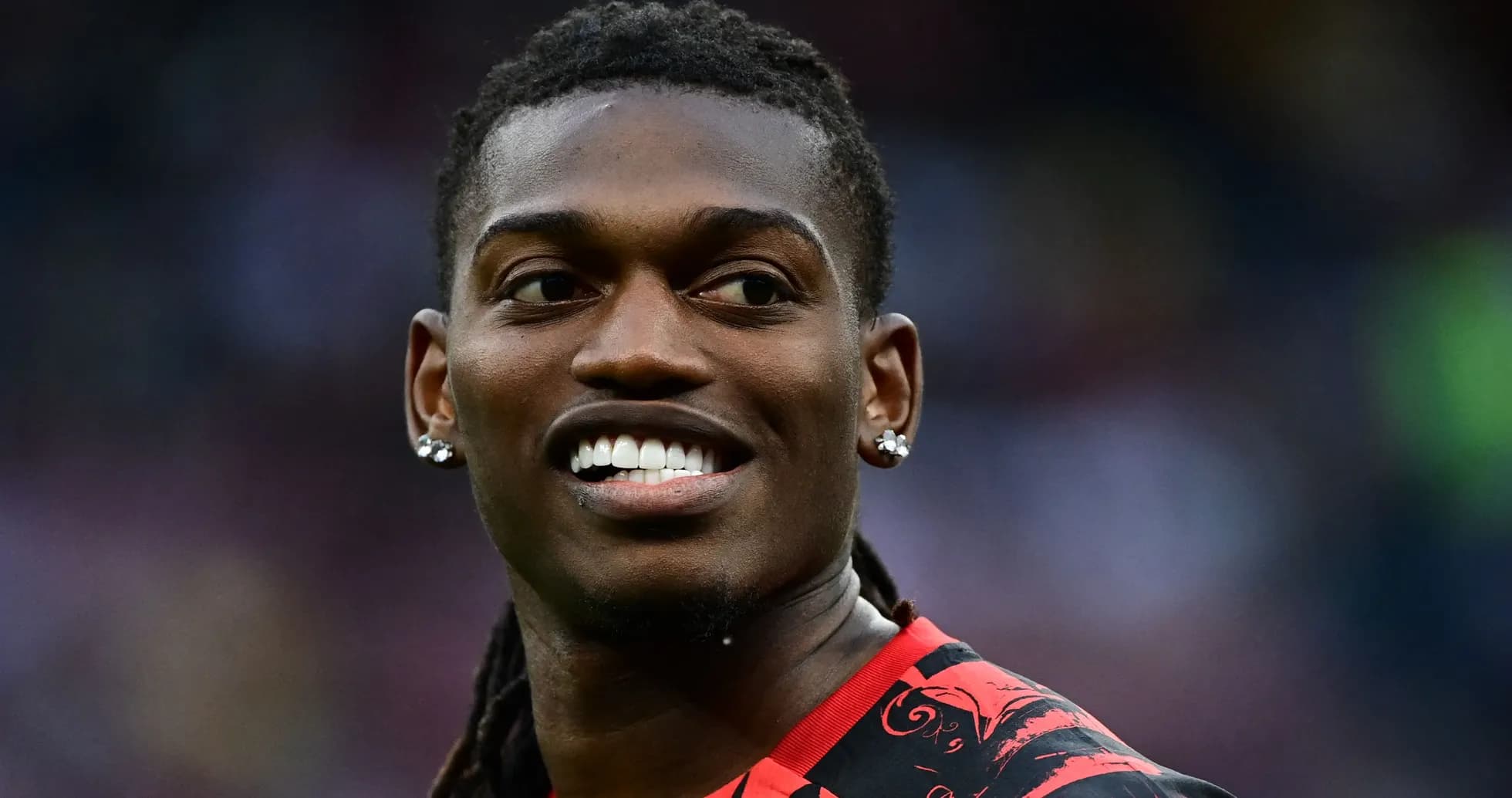 Jugador sonriente en uniforme rojo durante partido