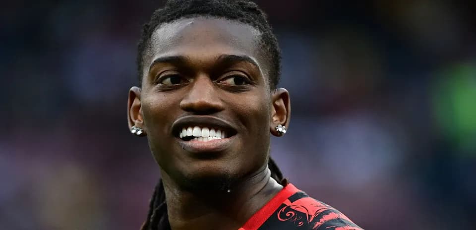 Jugador sonriente en uniforme rojo durante partido