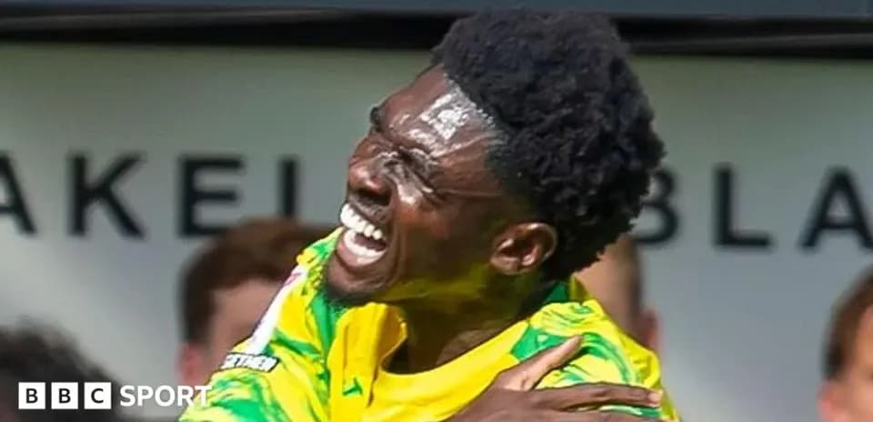 Jugador celebrando un gol en el campo