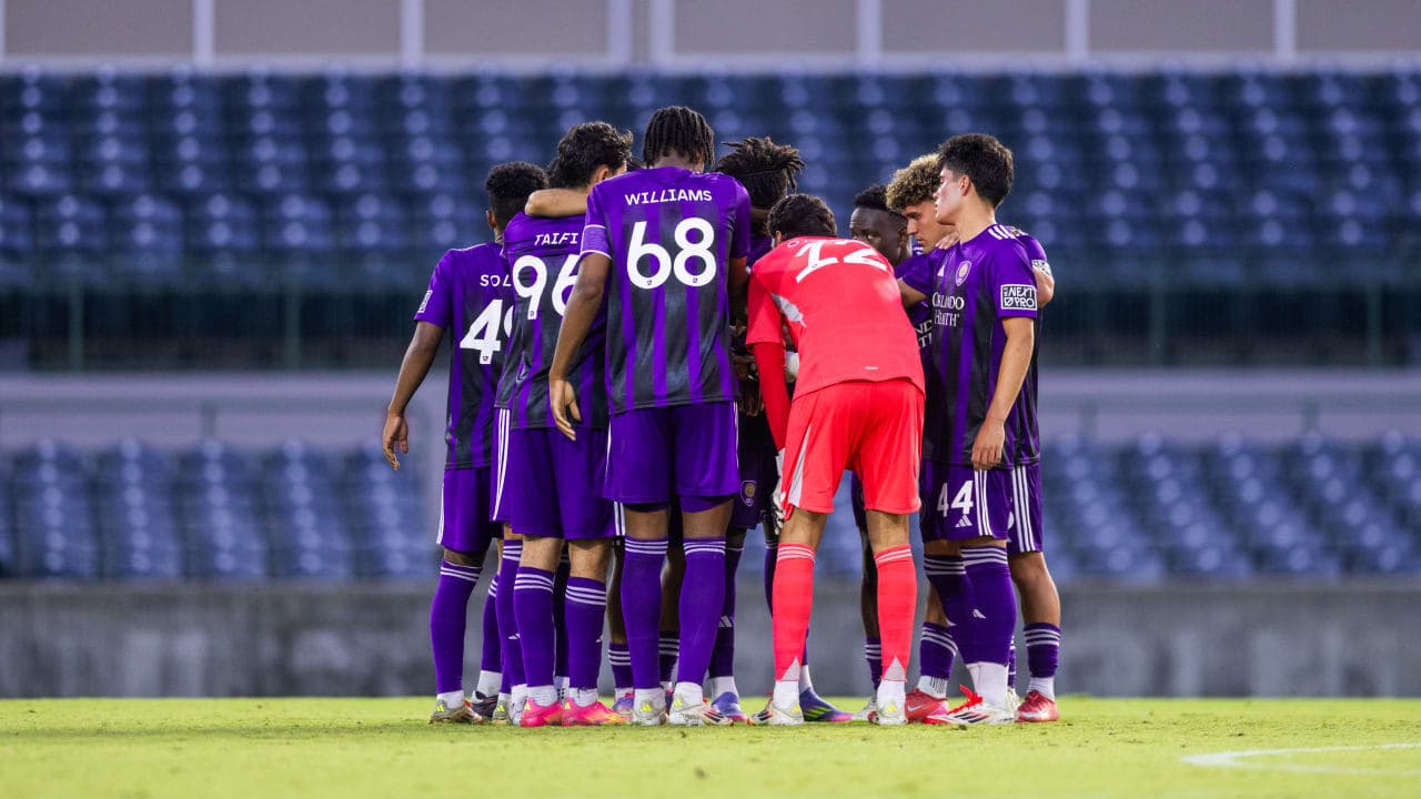 Jugadores de Orlando City II en una reunión