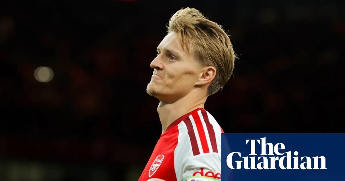 Jugador de Arsenal mirando hacia el lado durante partido