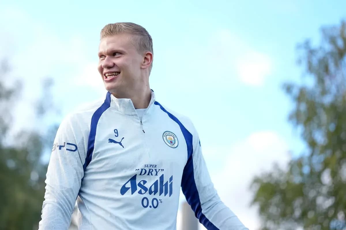 Jugador de Manchester City sonriendo en entrenamiento