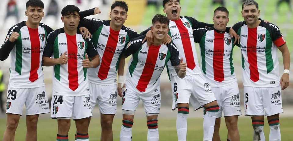 Jugadores de Palestino celebrando en el campo