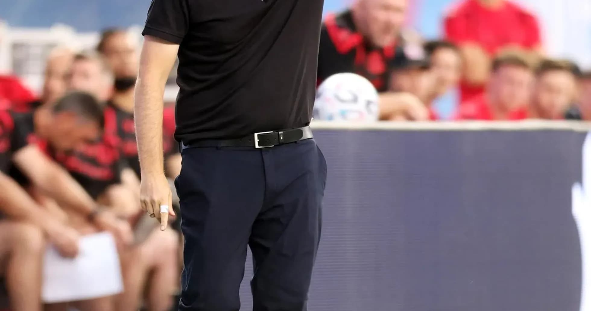 Entrenador dando instrucciones desde la línea de banda