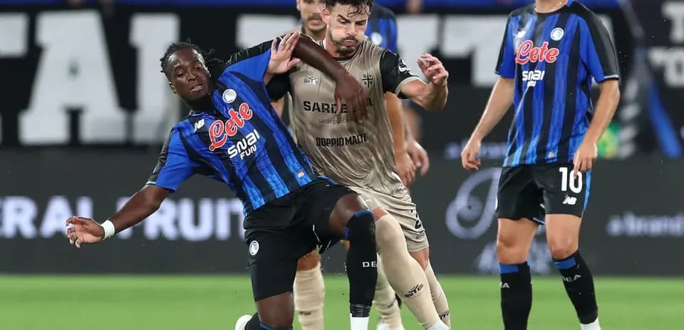 Atalanta y Cagliari luchando por el balón