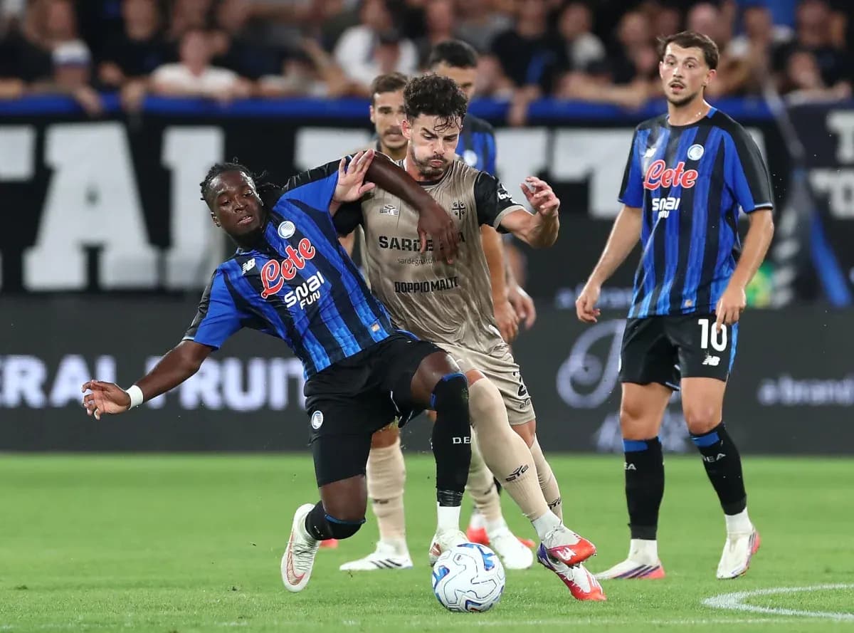 Atalanta y Cagliari luchando por el balón