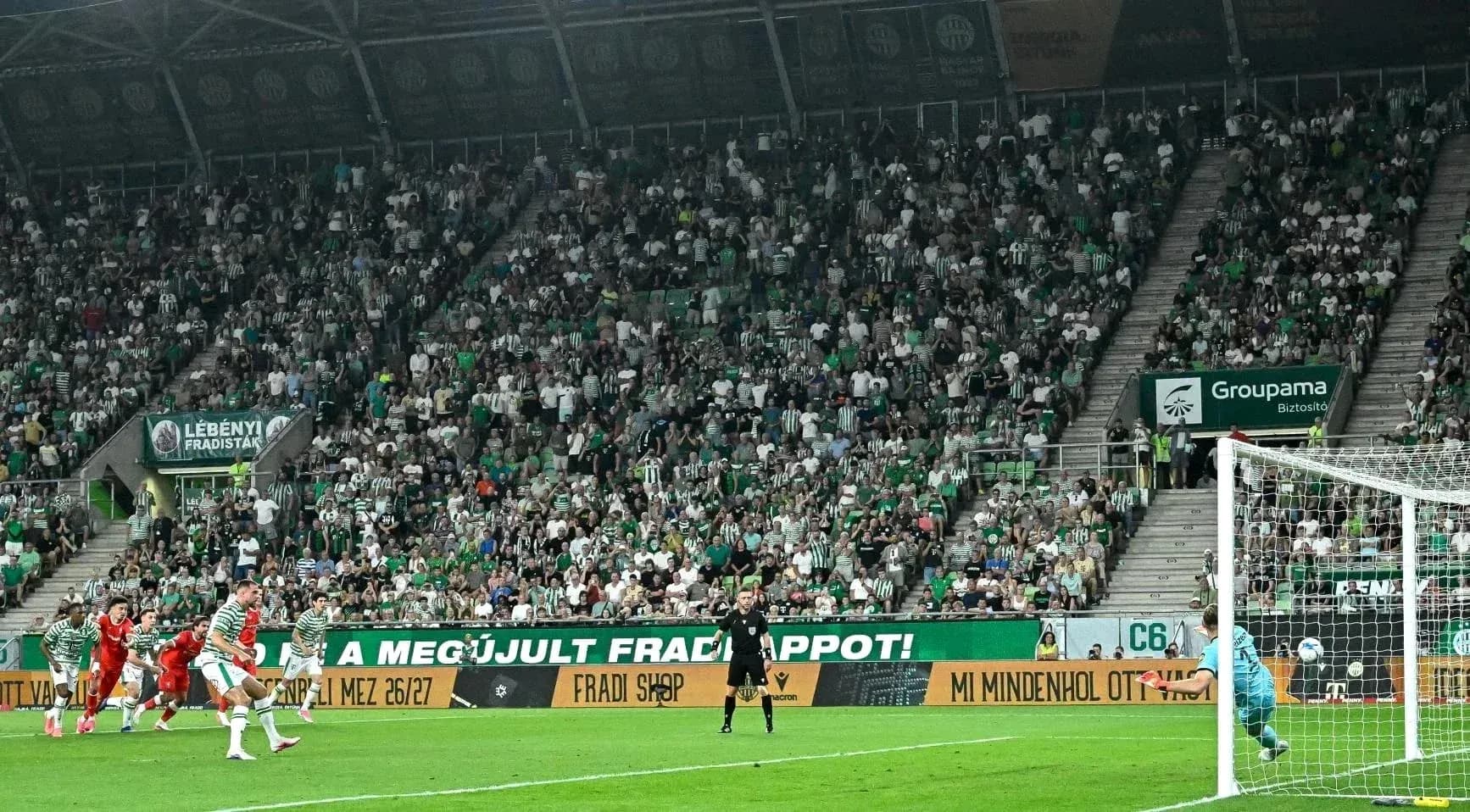 Tiro penalti durante el partido Ferencvarosi TC