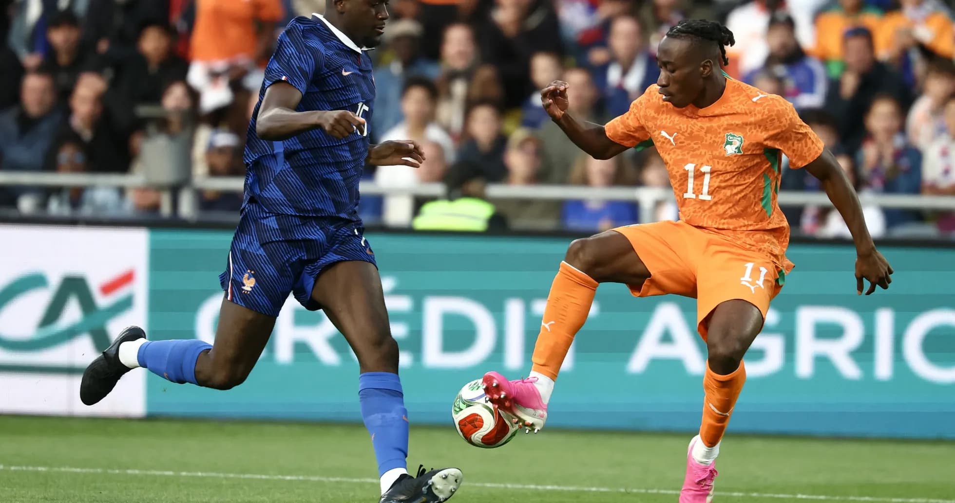 Jugador de Francia y Costa de Marfil compitiendo por el balón