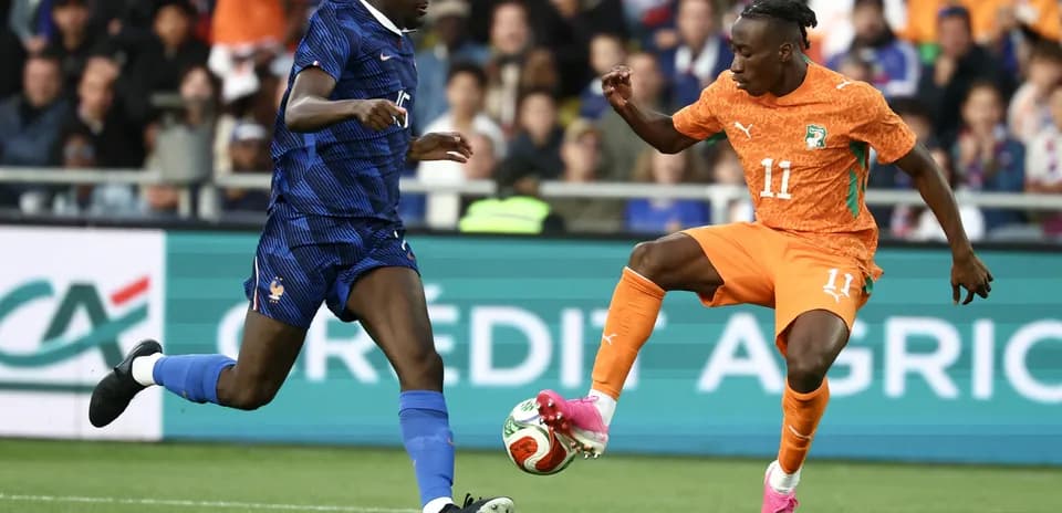 Jugador de Francia y Costa de Marfil compitiendo por el balón