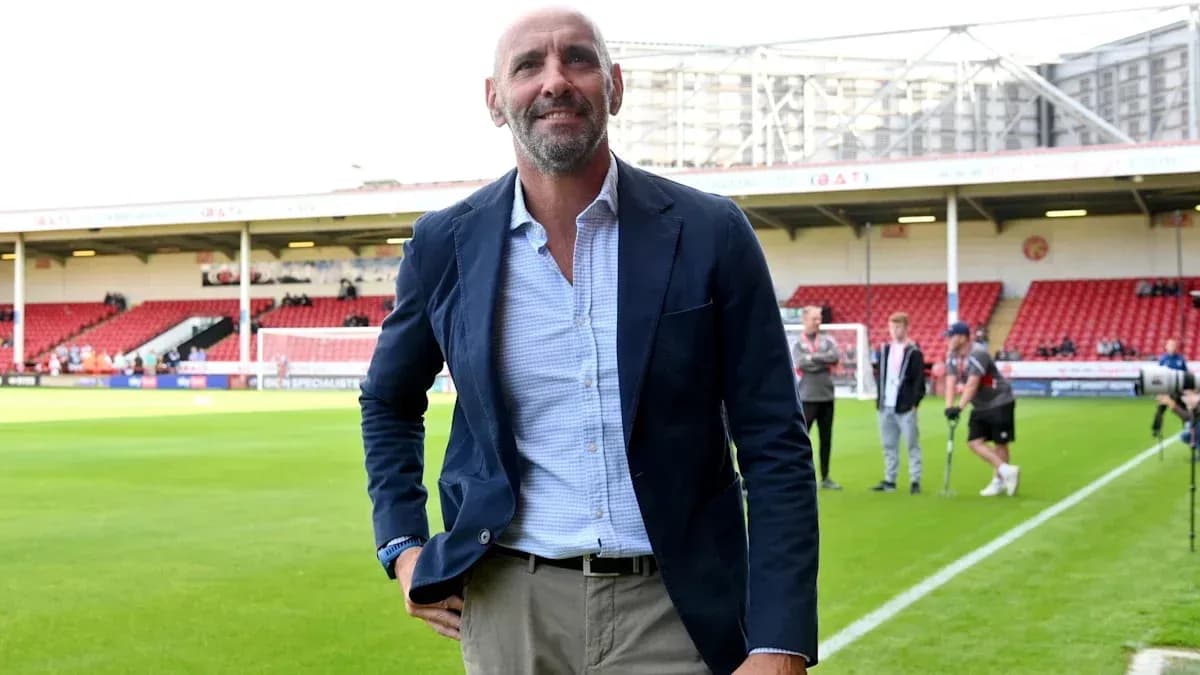 Hombre sonriendo en el campo de fútbol