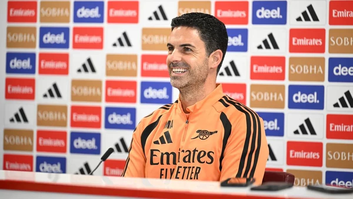 Entrenador en conferencia de prensa sonriendo