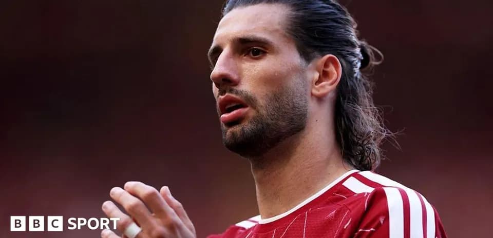 Jugador sosteniendo la mano en gesto reflexivo