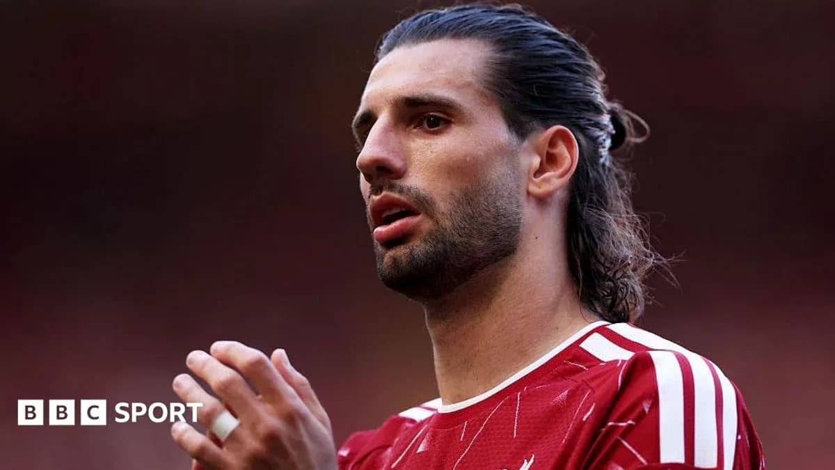 Jugador sosteniendo la mano en gesto reflexivo