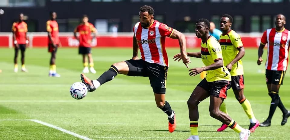 Jugadores de Brentford y Watford en acción durante entrenamiento