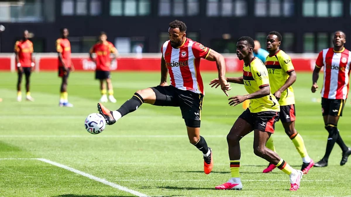 Jugadores de Brentford y Watford en acción durante entrenamiento