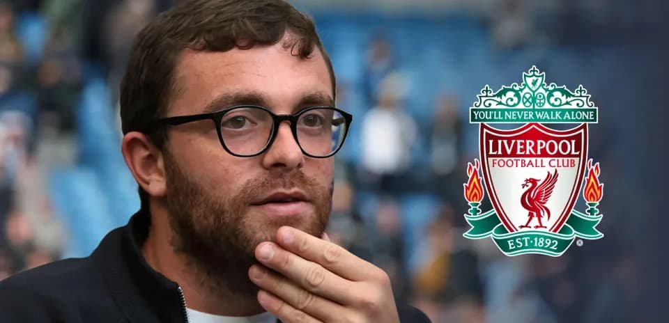 Hombre pensativo con logotipo del Liverpool FC
