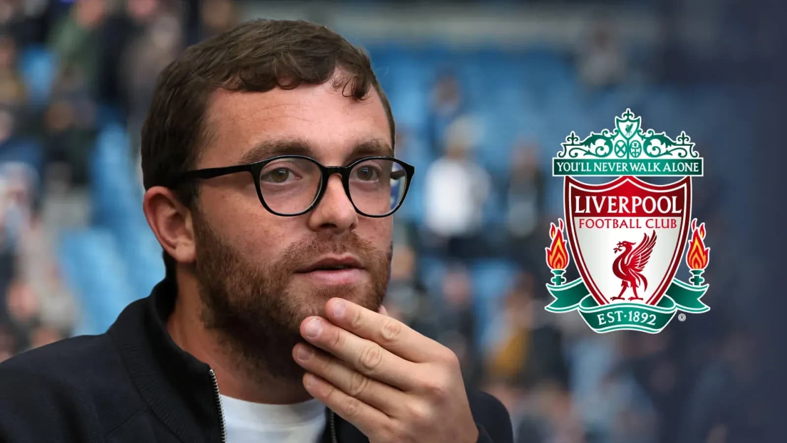 Hombre pensativo con logotipo del Liverpool FC