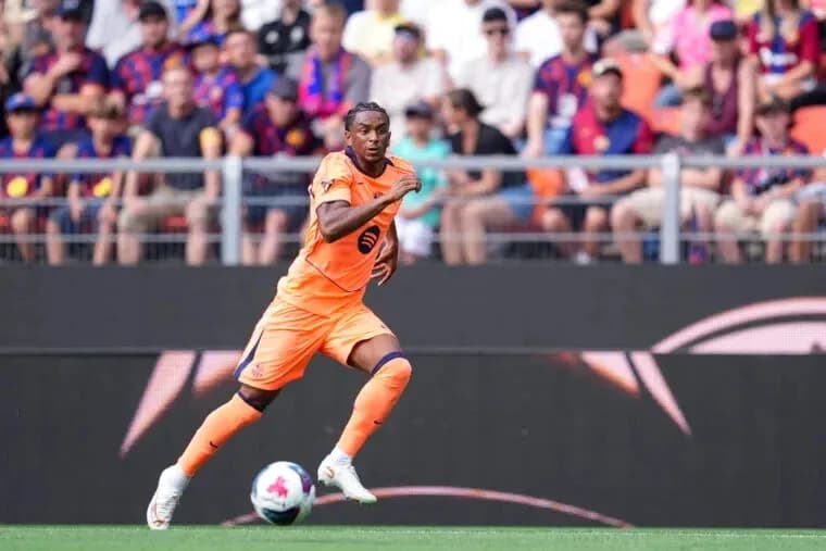 Jugador corriendo en campo durante partido de fútbol