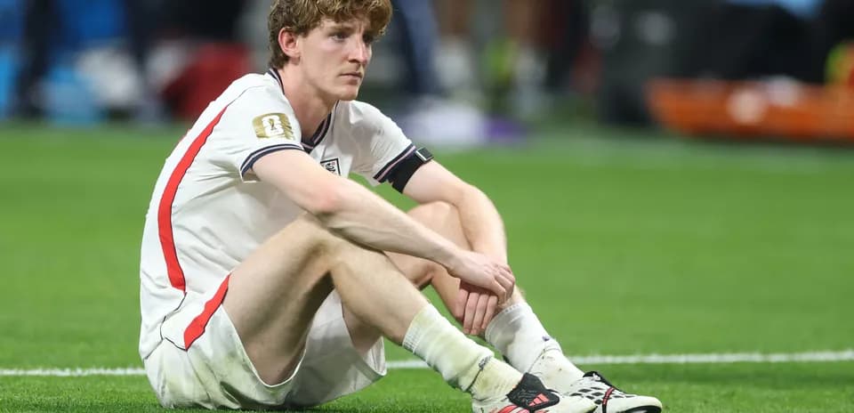Jugador sentado en el campo tras el partido