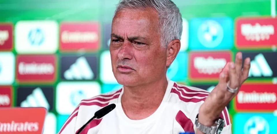 Entrenador en conferencia de prensa con micrófono