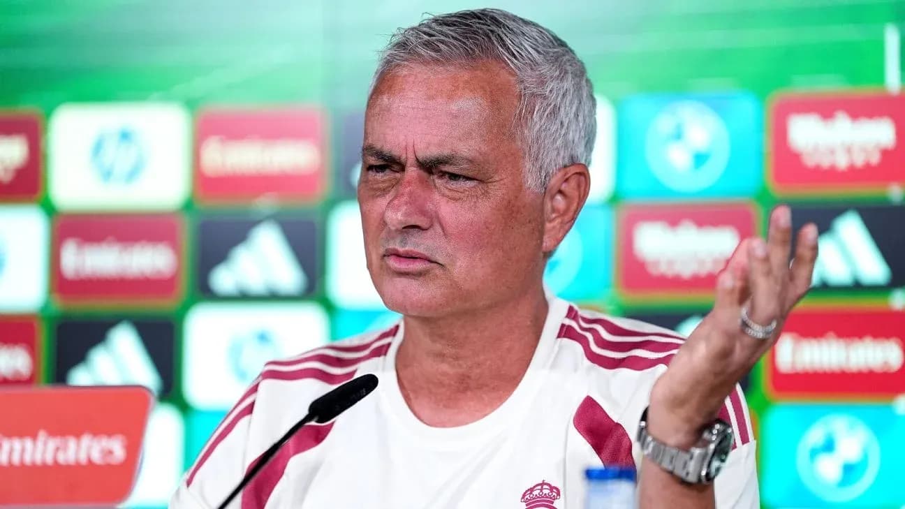 Entrenador en conferencia de prensa con micrófono