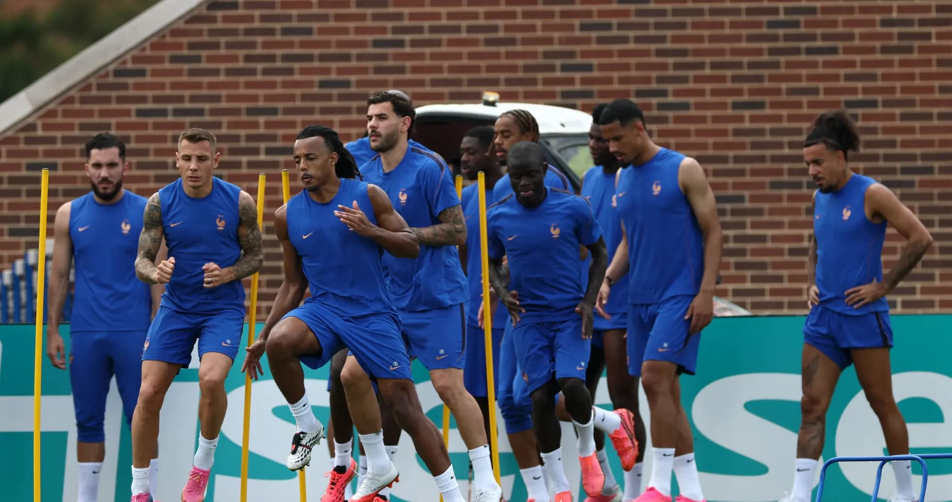 Jugadores de Francia entrenando en sesión de práctica