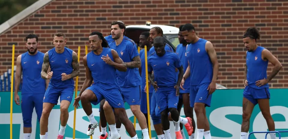 Jugadores de Francia entrenando en sesión de práctica