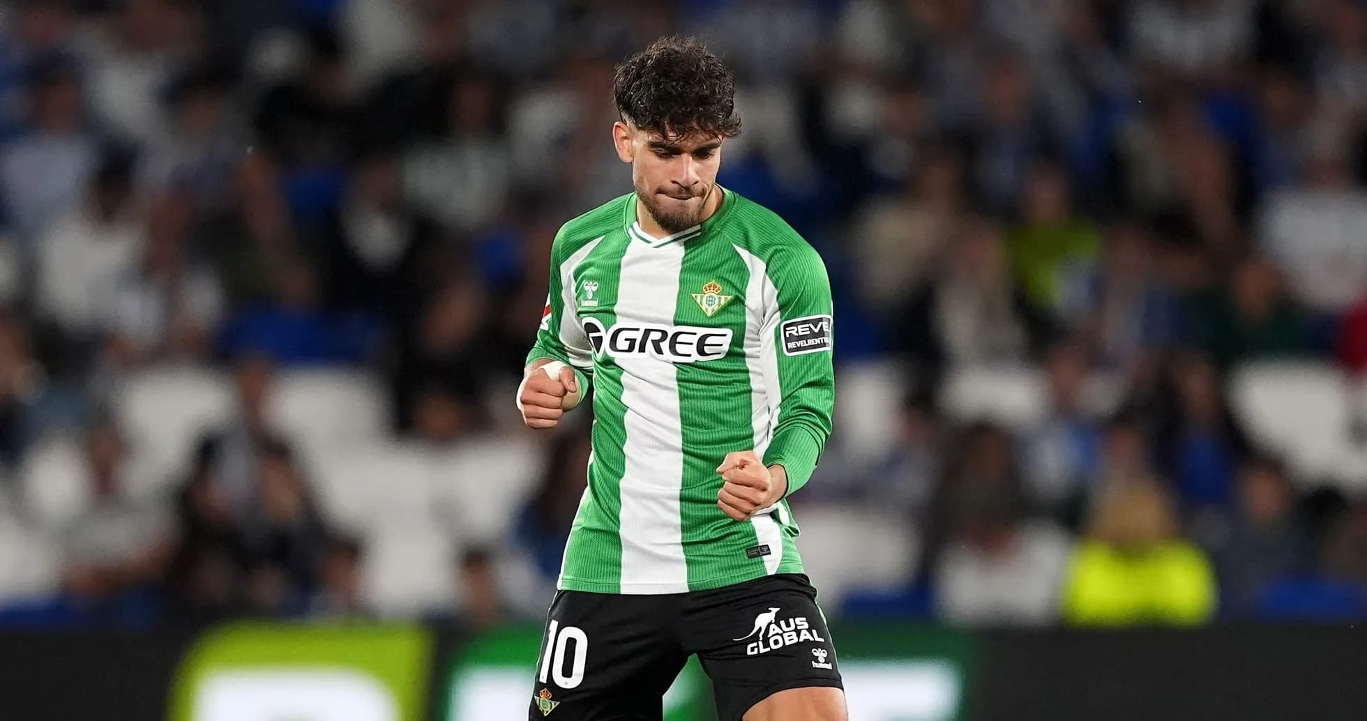 Jugador del Real Betis celebrando un gol en el campo