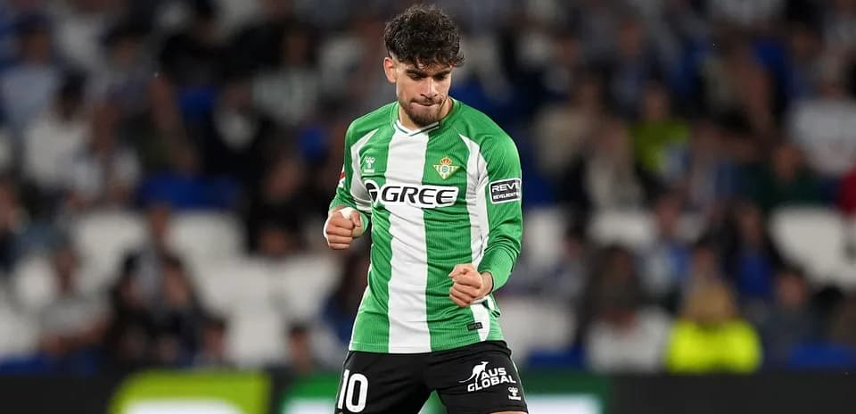Jugador del Real Betis celebrando un gol en el campo