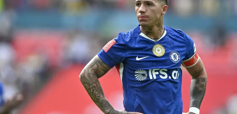 Jugador de Chelsea con camiseta azul y brazalete