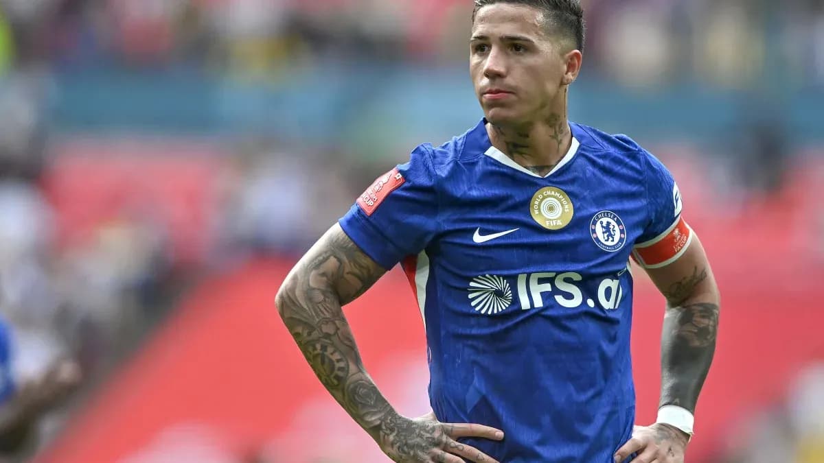 Jugador de Chelsea con camiseta azul y brazalete