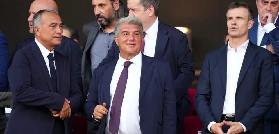 Dirigentes observando un partido desde el palco