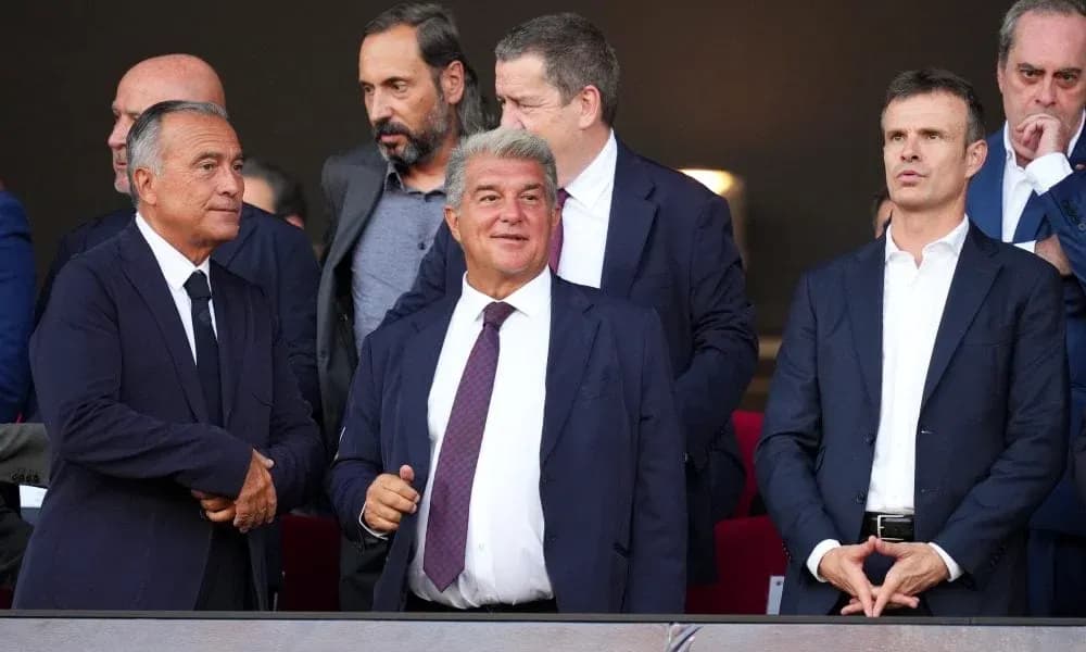 Dirigentes observando un partido desde el palco