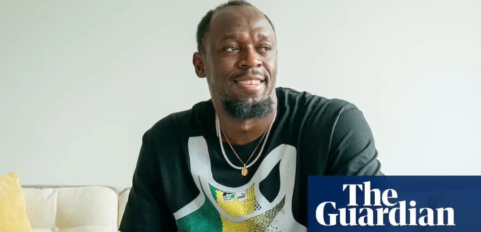 Atleta sonriendo en un sofá con camiseta negra