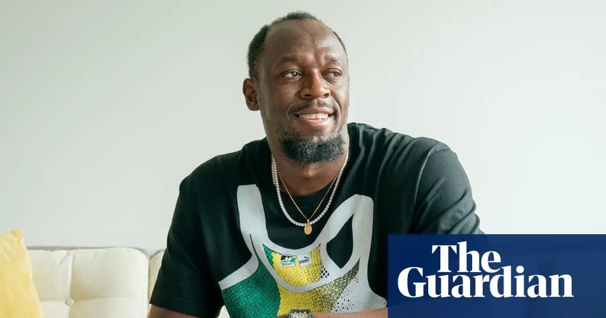 Atleta sonriendo en un sofá con camiseta negra