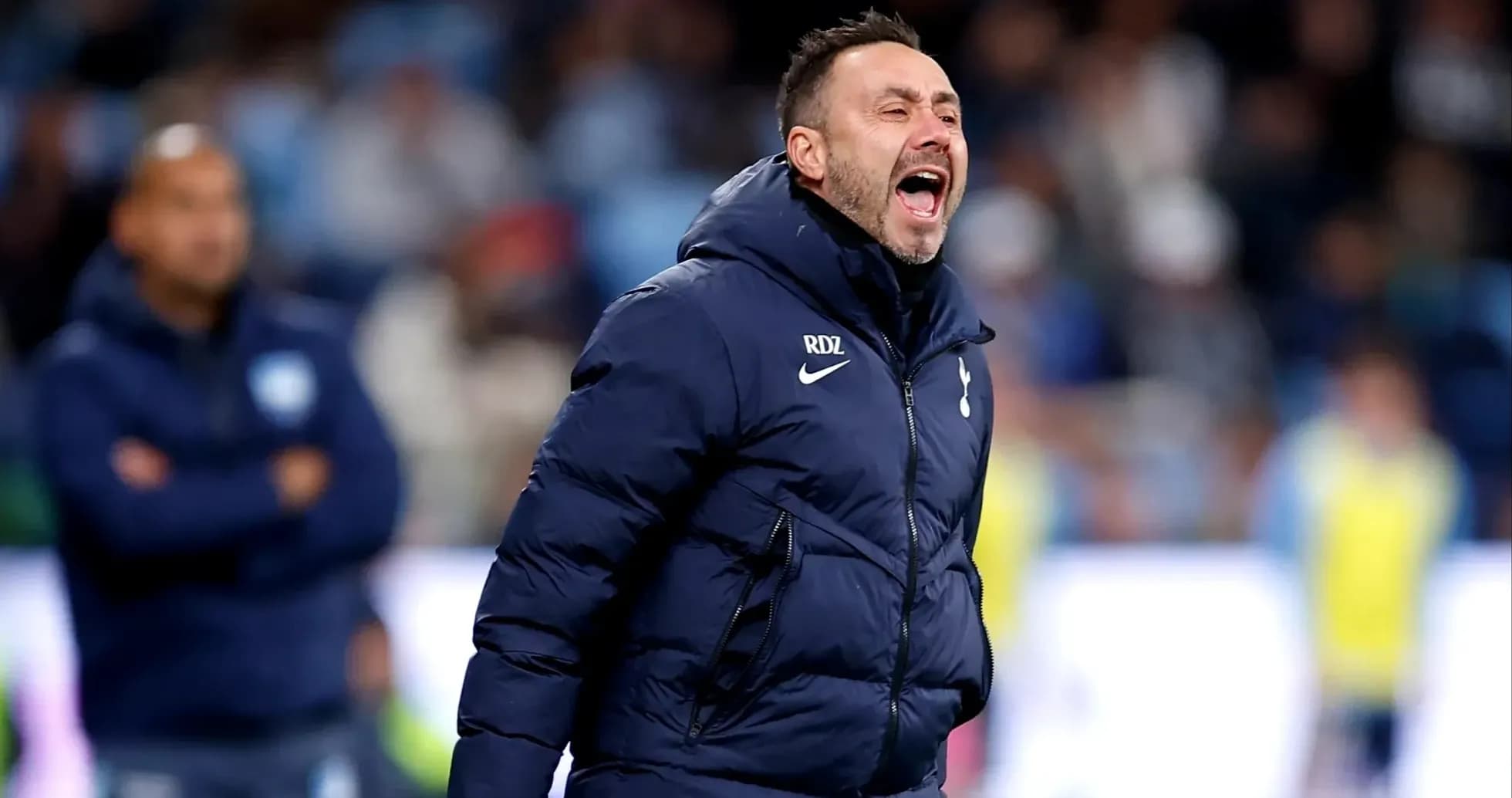 Entrenador de pie gritando en la línea de banda