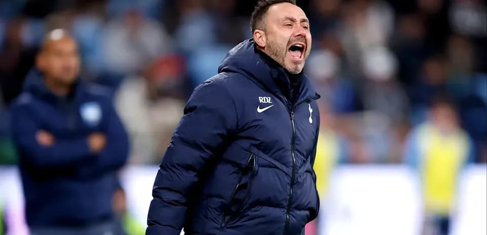 Entrenador de pie gritando en la línea de banda